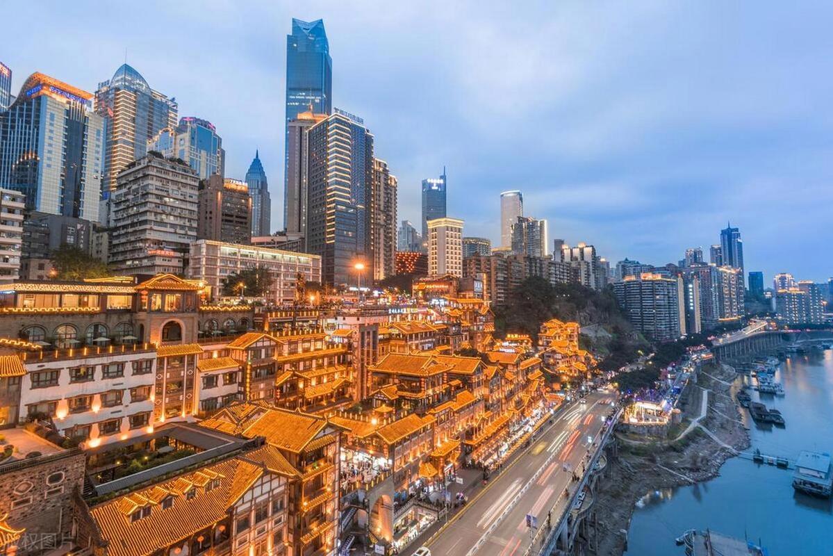重庆旅行交友攻略：洪崖洞夜景与磁器口美食的绝佳交友地点
