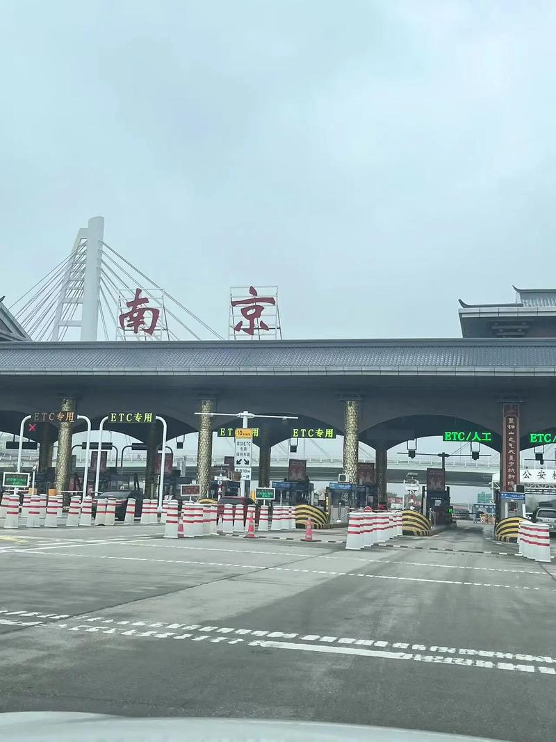 南京旅行与交友指南：探索夫子庙、秦淮河与中山陵的魅力